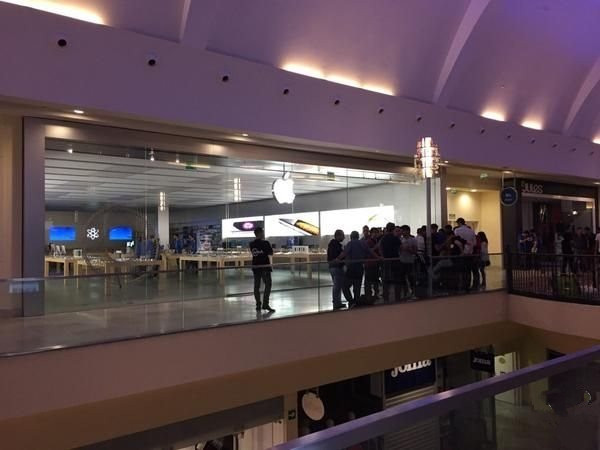 苹果iPhone6第二批开卖，排队狂潮依旧