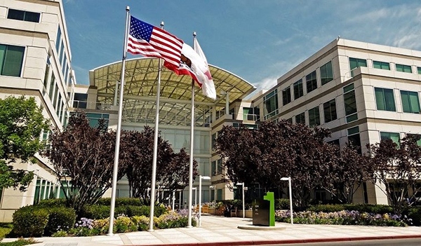 外媒分享 Cybertruck 为基础改装的 iPhone 11 Pro 上手图