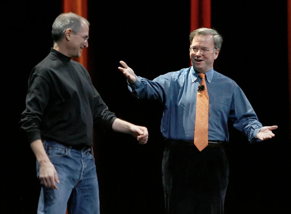 消息称 iPhone 15 新增“青绿色”，Pro 机型新增“绯红色”