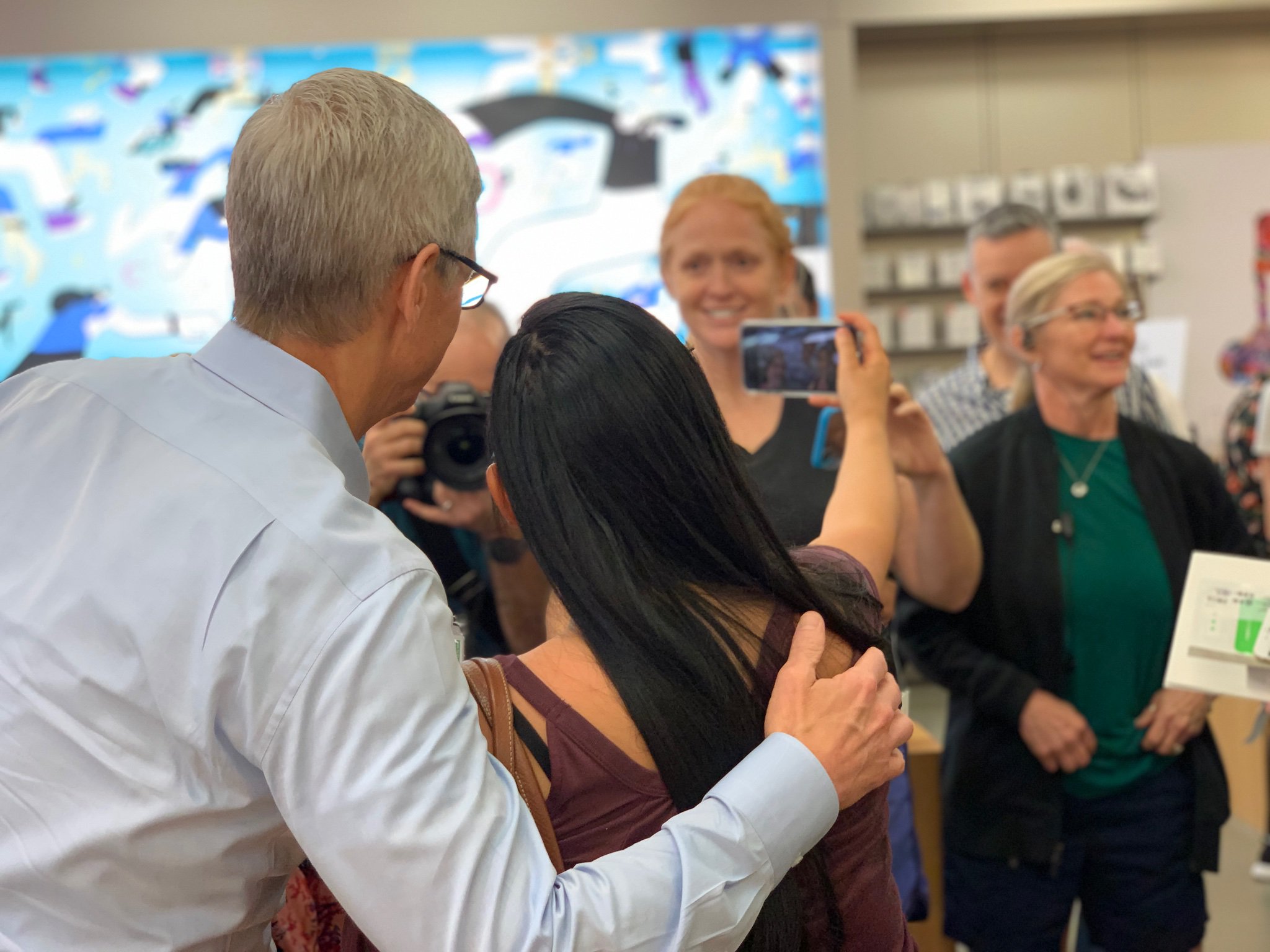 库克获得 56 万股苹果股票奖励：价值 1.14 亿美元