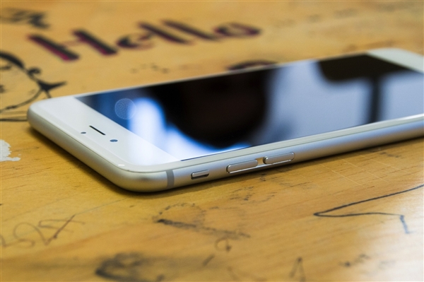 美国总统特朗普表示搭载实体按键的 iPhone 更好用