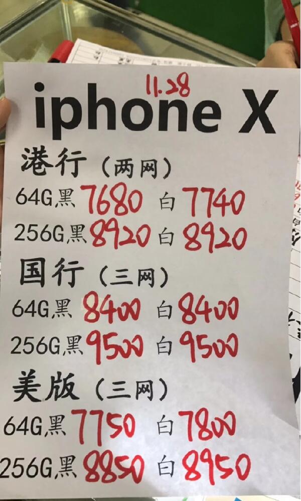 网友分享苹果 iPhone 15/Pro 系列机模照片，展示多款配色