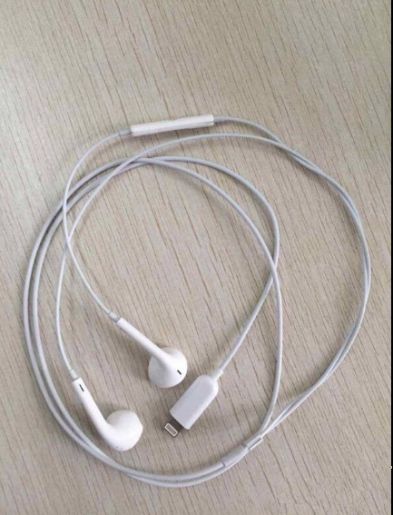 苹果 iPhone 14 发布会邀请函或暗示三大功能：卫星连接、天体摄影、AOD 息屏显示