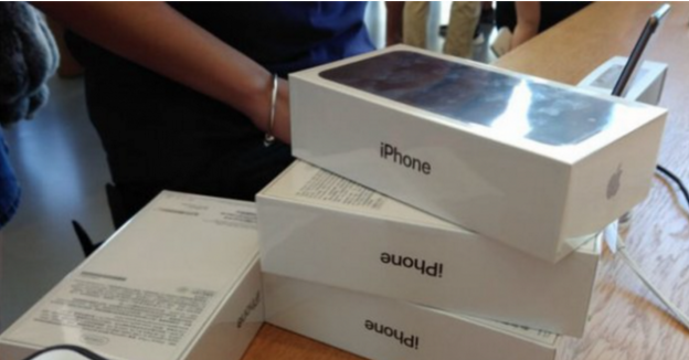 苹果 iPhone 15 Pro 黑色 USB-C 数据线照片曝光：采用全新设计