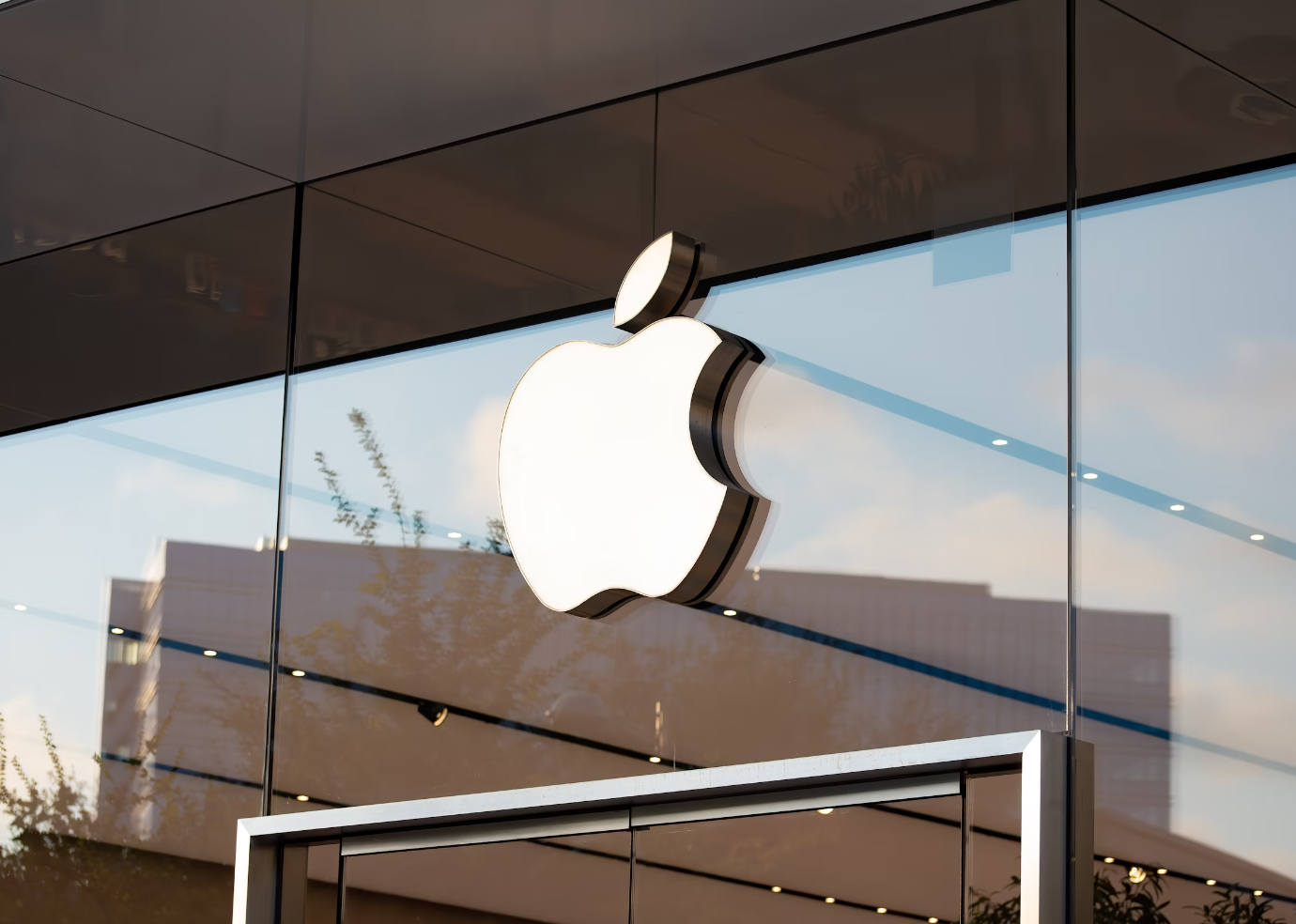 新专利显示 MacBook Pro 铰链可以动态调整键盘角度，让打字更舒适