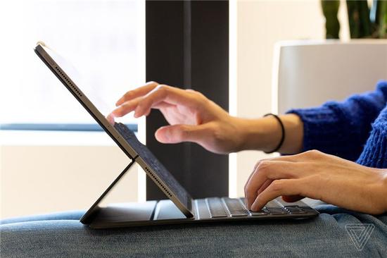 苹果发布 AirPods Max 头戴式耳机，售价 4,399 元