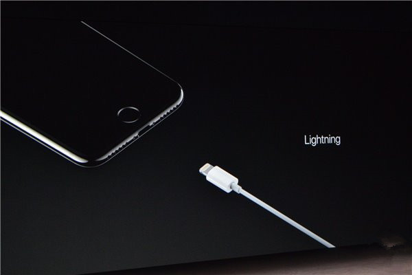 疑似 2019 款 iPhone Xl 与 iPhone Xl Max 模具曝光