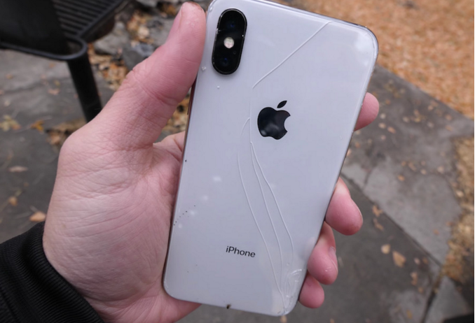 川普：苹果应该搬回美国生产iPhone