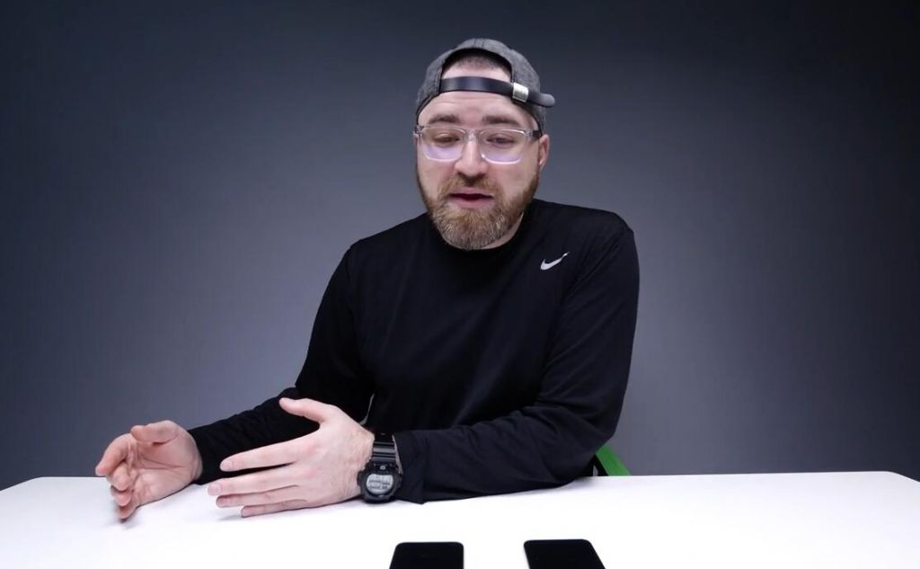 AirPods Max 未配备充电头，耳垫支持更换售价 499 元