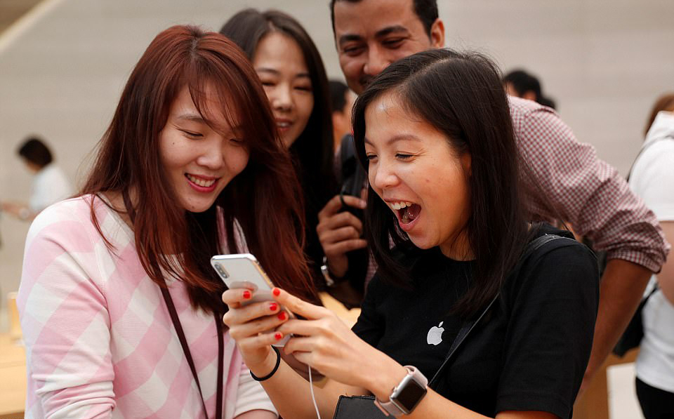 设计师打造奢华款镶钻版 AirPods，20000 美元一套