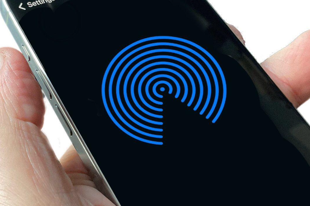 苹果AirPods这一年:从被质疑、调侃到被追捧 苹果AirPods这一年:从被质疑、调侃到被追捧