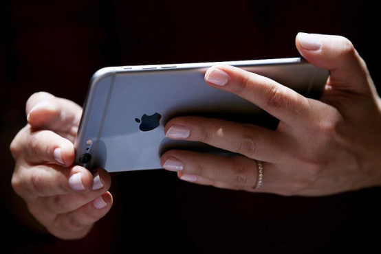 苹果新专利：给 iPhone 侧面装“Touch Bar”，可显示电量等信息