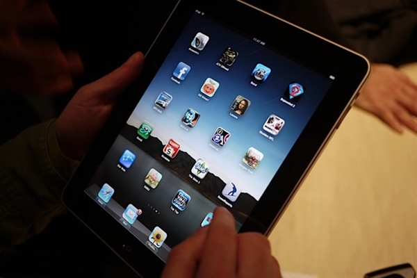 工程文件谍照暗示iPhone 8将配无线充电