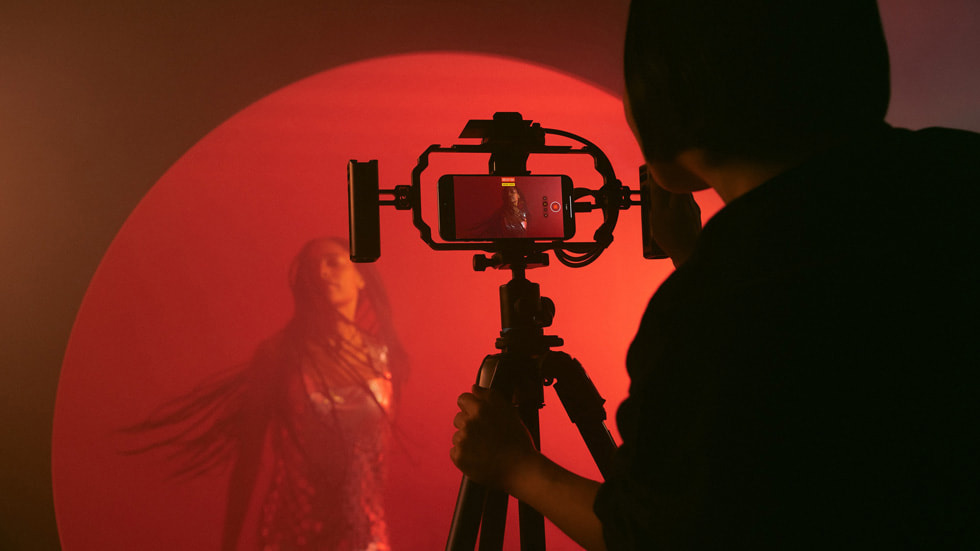 Caviar 定制 iPhone 12 Pro 纯金版：限量 7 部，每部近 80 万元